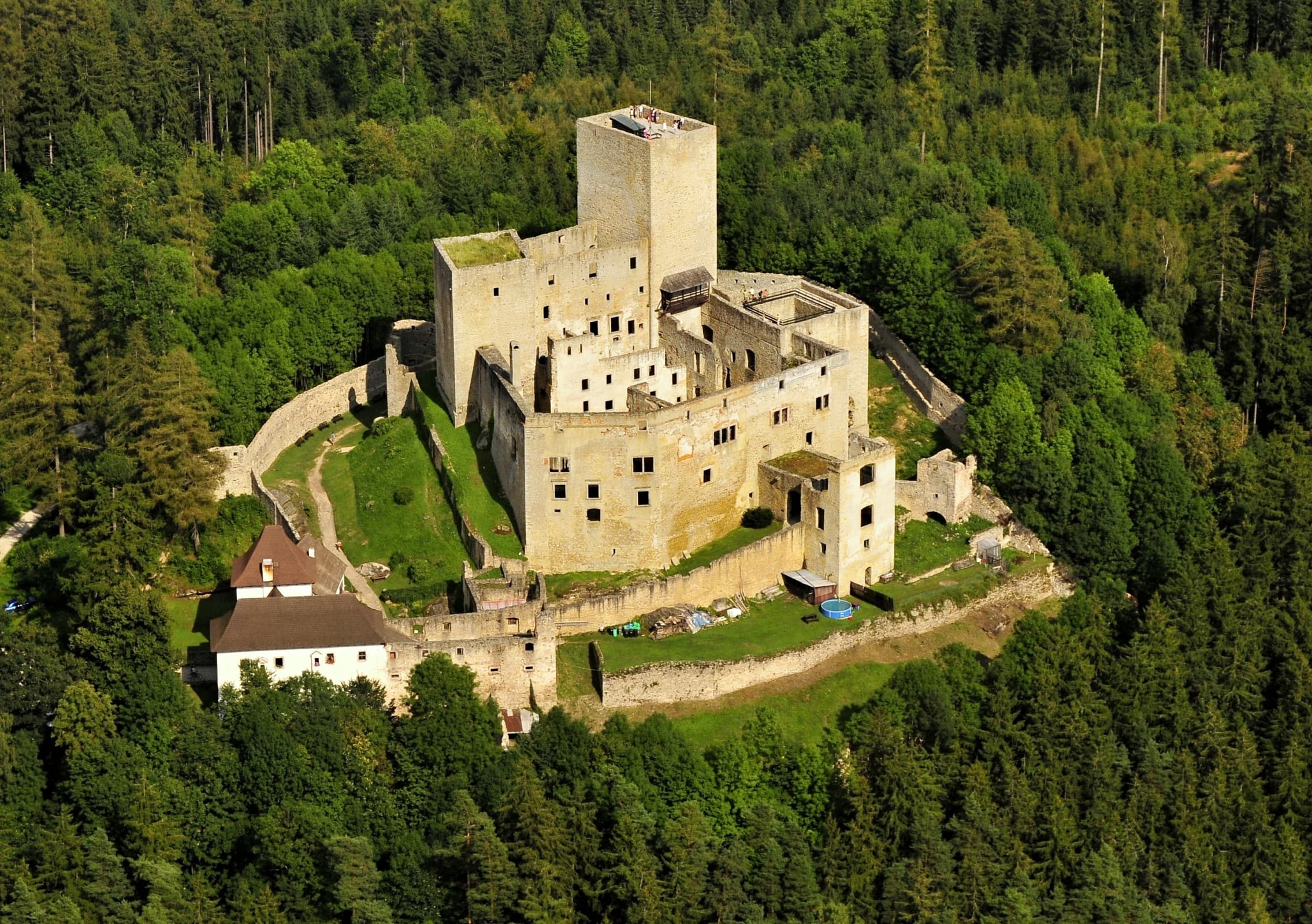 Hrad Landštejn nad lesy České Kanady